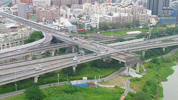 新竹縣政府規劃「台1線替代道路新闢工程」,並採分期建設方式辦理。圖/新竹縣府提供