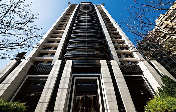 桃園藝文特區建案爆出「建商告住戶」事件,當事建商緊急發3點說明澄清。圖/截自建案臉書