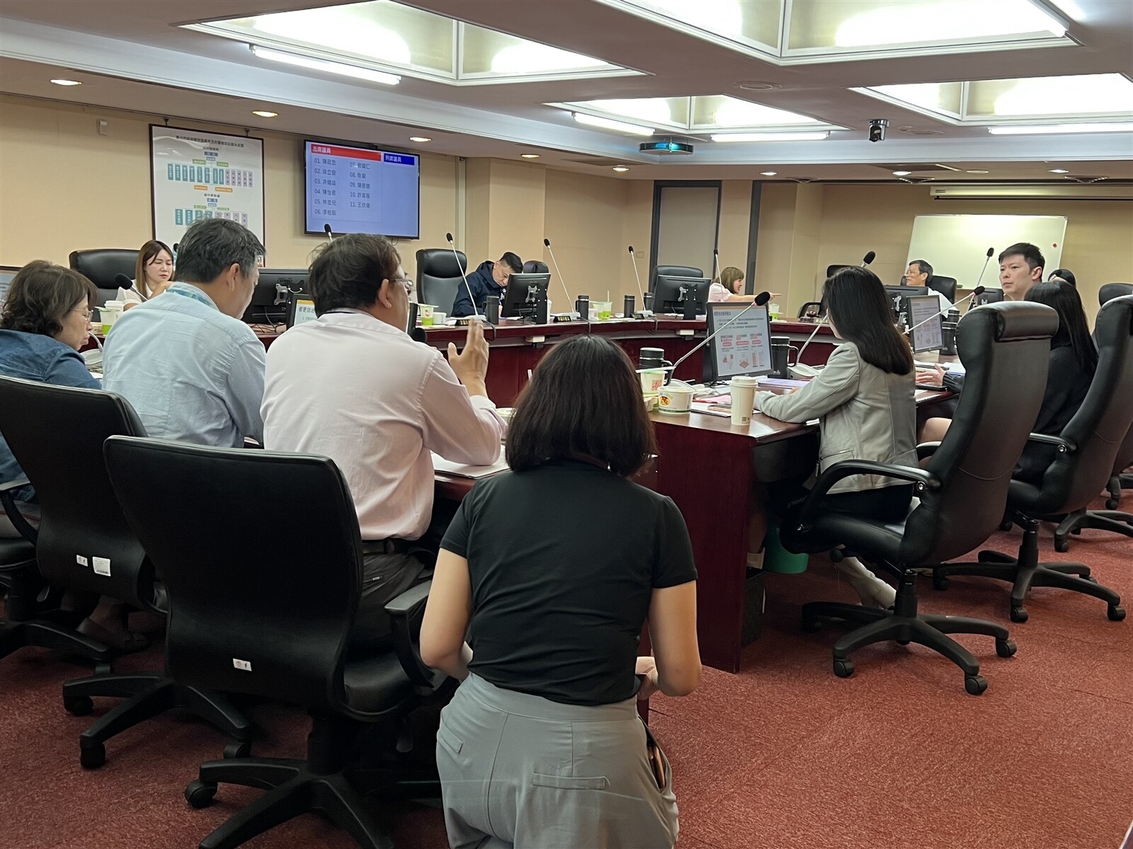 今天北市議會工務委員會，多名議員關注民眾都更能否達到一坪換一坪目標，都發局長王玉芬與更新處長陳建華都說「做不到」，議員李柏毅甚至不滿批陳失職還嗆「做不到下台」，現場氣氛一度緊張數分鐘。記者林佳彣／攝影 