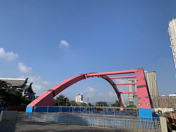 龍德橋吊裝完成。圖/高雄市工務局提供