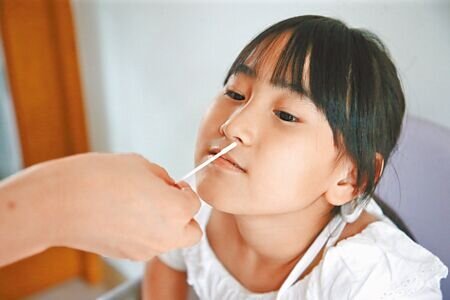 國民黨立委17日揭露,衛福部花4.7億採購韓國GenBody快篩試劑,卻發現無法有效偵測病毒,部分快篩試劑恐已流入市面。圖為示意圖,非新聞當事人、事、物。(本報資料照片)