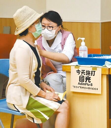 
今年高端首度加入公費流感疫苗行列，引起部分反彈，台北市立聯合醫院仁愛院區接種站將施打疫苗的品牌貼出，讓民眾可以清楚知道。（本報資料照片）
