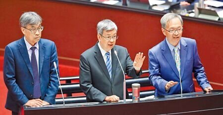 行政院長陳建仁(中)17日赴立法院備詢,針對進口蛋的爭議闡述政府的立場,右為衛福部長薛瑞元,左為農業部代理部長陳駿季。(季志翔攝)