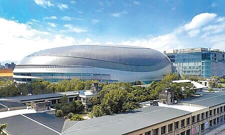 台北大巨蛋屋頂鈦板會產生反光,遠雄副總經理楊舜欽表示,去年2月起施作塗料,目前可見光反射率已經比國內標準更嚴格,折射率低於5%。(本報資料照片)