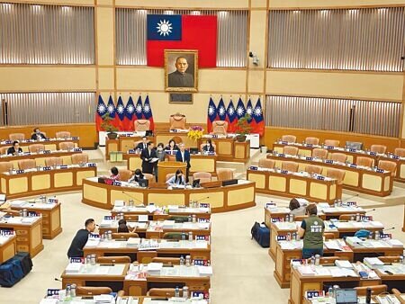 新北市議員黃淑君17日質詢時指出,新北市工務局近5年離職累計100人,主計處公務員幾乎天天加班,拜託新北市政府善待公務員。(蔡亞樺攝)