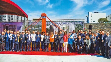 新竹台大分院生醫醫院2期研究大樓工程,歷經「十次革命」決標,17日動工典禮,冠蓋雲集。(羅浚濱攝)