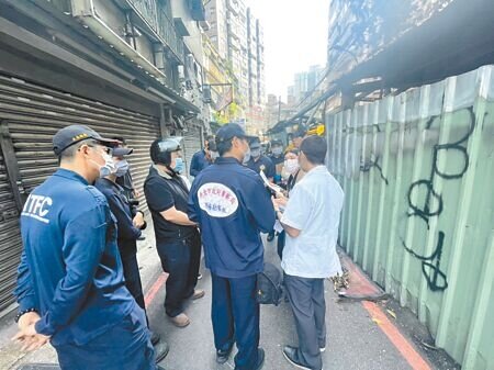 新北市板橋區陽明街巷內鐵皮屋16日深夜發生火警,72歲沈姓女屋主慘成焦屍,檢警17日下午到場勘驗。(王揚傑攝)◎如果您覺得痛苦、似乎沒有出路,您並不孤單,請撥打1925