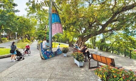 桃園市大溪區中正公園有百年歷史,公園內既有的遊具及體健設施老舊,不符合現有法規,市府風景區管理處將執行改善工程,第1期工程預計2024年3月動工。(呂筱蟬攝)