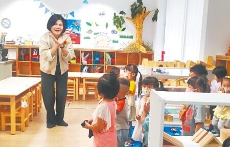 
雲林縣二崙國小附設幼兒園啟用，目前有30多名幼兒，縣長張麗善（左）17日進入班級內與小朋友互動，小孩們一點也不怕生。（周麗蘭攝）
