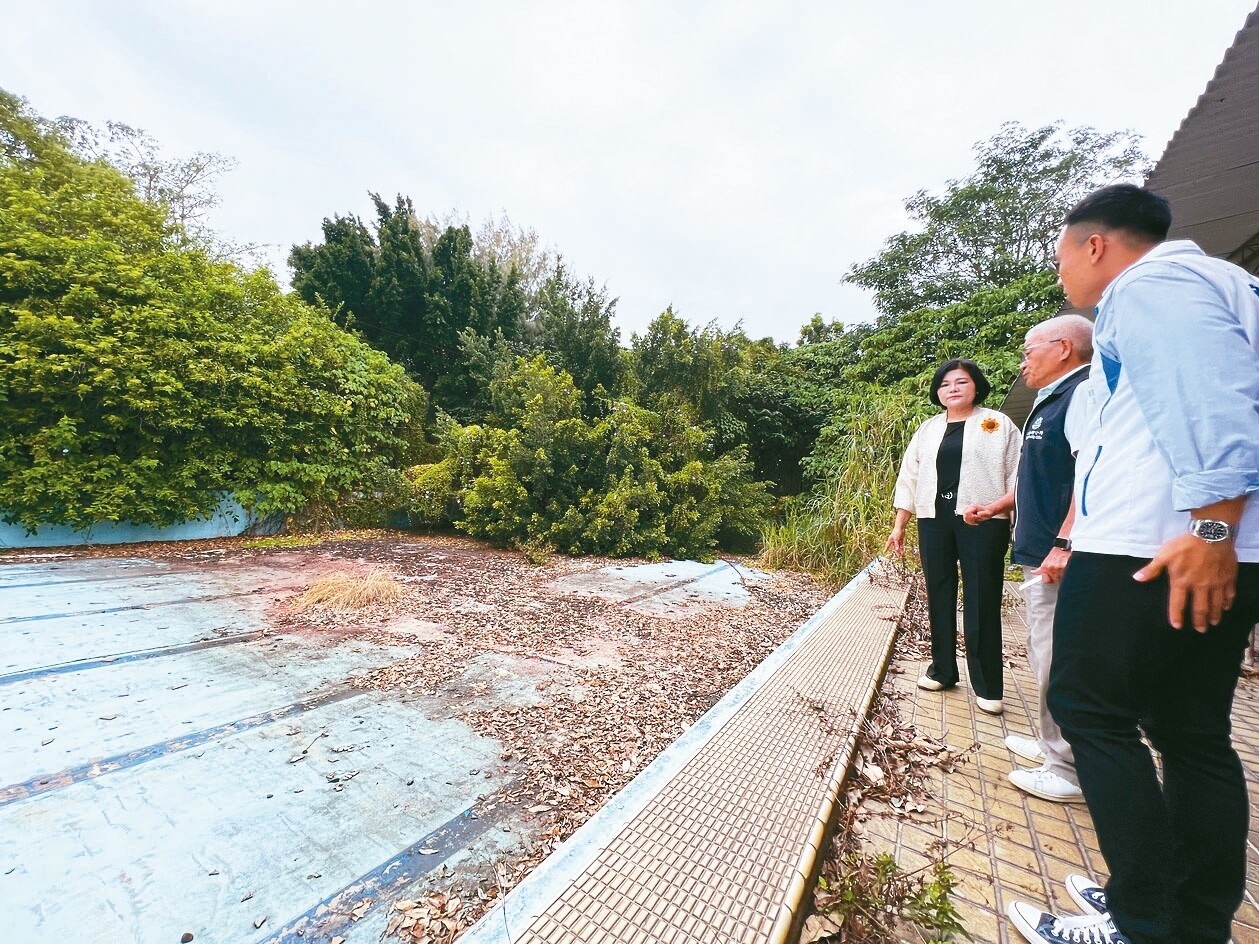 雲林二崙鄉立游泳池閒置15年，縣長張麗善（左）、二崙鄉長鍾東榮（中）等人昨天現勘。記者陳苡葳／攝影 