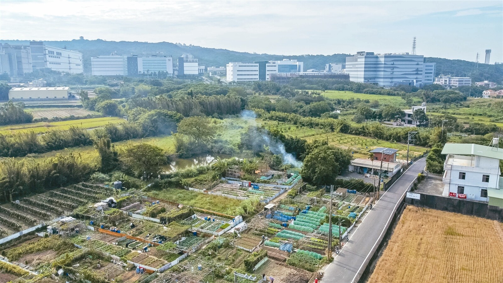 徵地生波 龍潭科學園區三期擴建引發土地徵收爭議，台積電昨宣布，現階段不再考慮進駐龍科三期。圖為空拍照，下方為龍科三期預定徵收範圍，上方園區為龍潭科學園區。記者季相儒／攝影 