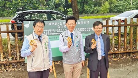 台南市長黃偉哲(左)17日與台糖公司董事長楊明州(右)簽訂善化牛墟用地開發MOU,黃致詞時特別感謝立委郭國文(中)居中聯繫協調,讓牛墟遷移地點終於塵埃落定。(張毓翎攝)