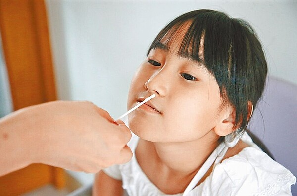 王鴻薇爆料,衛福部採購韓國「GenBody」家用快篩試劑,被食藥署監測無法有效偵測病毒。圖/中時資料照