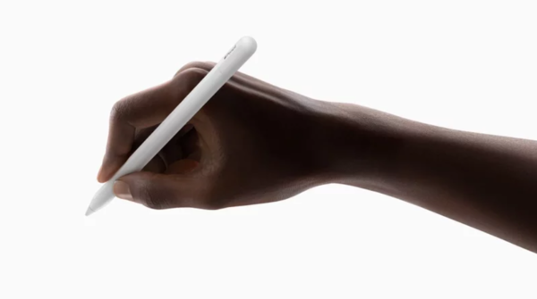 更經濟實惠的新款Apple Pencil帶來深受顧客喜愛的優質功能特色，包括像素等級的精準度、低延遲時間和傾斜靈敏度。圖／蘋果提供