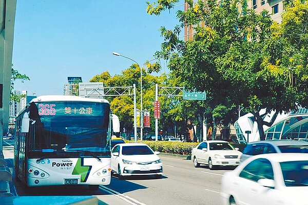 台中市四方客運屢傳積欠駕駛薪資，導致駕駛罷工、影響民眾乘車權益，交通局將收回行駛高鐵台中站至國安社區的365路線路權。圖為四方客運365線公車。（台中市府提供／林欣儀台中傳真）