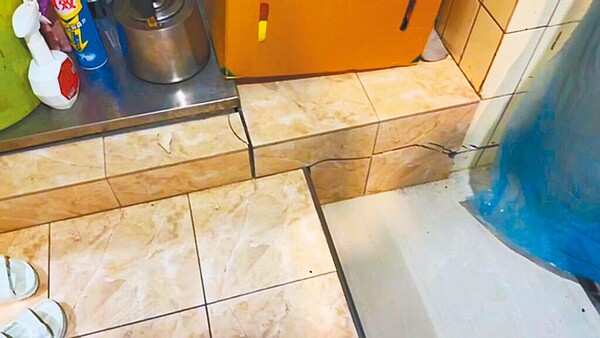 台北市議員陳怡君17日接獲陳情,基泰建設大直工地危樓民宅對面的雙號住戶反映,在家中聽到房子撕裂及碎石掉落聲音,且門外溝壁有破裂下陷情形。(台北市議員陳怡君研究室提供/黃敬文台北傳真)