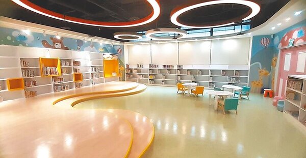 新北市立圖書館新店分館親子閱覽室光線分布不均，易對孩童眼睛造成負擔。圖／議員黃心華提供