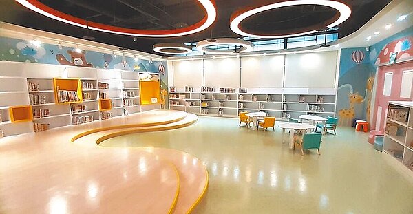 新北市立圖書館新店分館親子閱覽室光線分布不均,易對孩童眼睛造成負擔。圖/議員黃心華提供