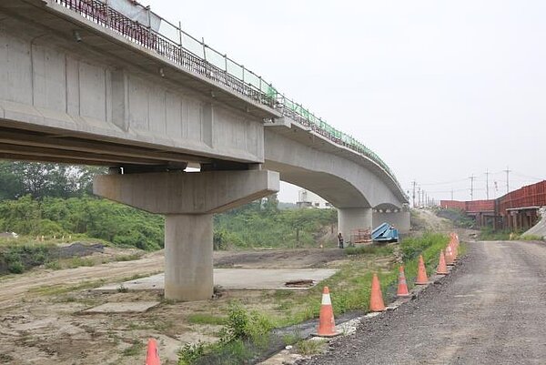 串連柳營與東山的重溪橋，因長度與梁底高度不足，遇雨致河面高漲時，常造成交通中斷，目前積極改建盼在年底完工通車。圖／台南市政府提供