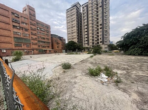 新北市議員卓冠廷爭取三峽國光段13筆閒置國有土地規畫為停車場。圖/新北市議員卓冠廷提供