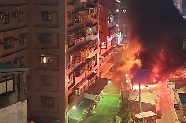 位於板橋區陽明街的這處鐵皮倉庫陷入火海。圖/擷取自記者爆料網