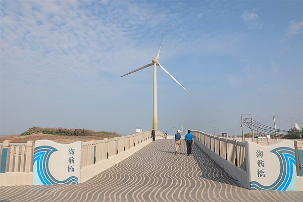 建設局斥資6500萬元將大安區原舊有北汕溪虹橋進行改建,重新命名「海翁橋」,於18日完工啟用。圖/台中市建設局提供