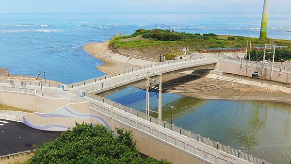 新建橋梁採預力混凝土梁橋,比鋼構更耐蝕,並提供行人與自行車使用,大幅提升使用安全性及南北岸通行便利性。圖/台中市建設局提供