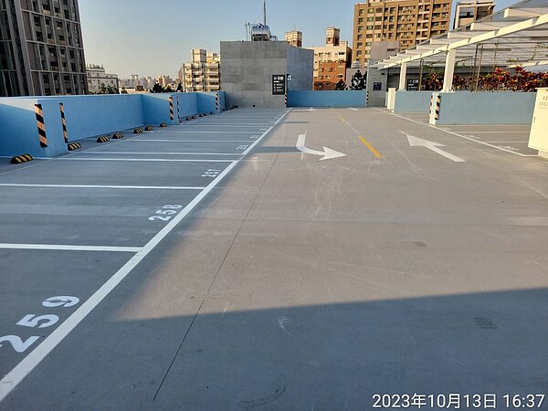 大里東榮立體停車場頂樓修復完成開放停車。圖/台中市府提供
