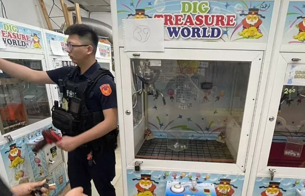 蘆洲區1家夾娃娃店因改裝機台遭勒令停業,索性重新裝潢改成隔間密室經營賭博,用夾娃娃機擲骰子賭錢。記者林昭彰/翻攝
