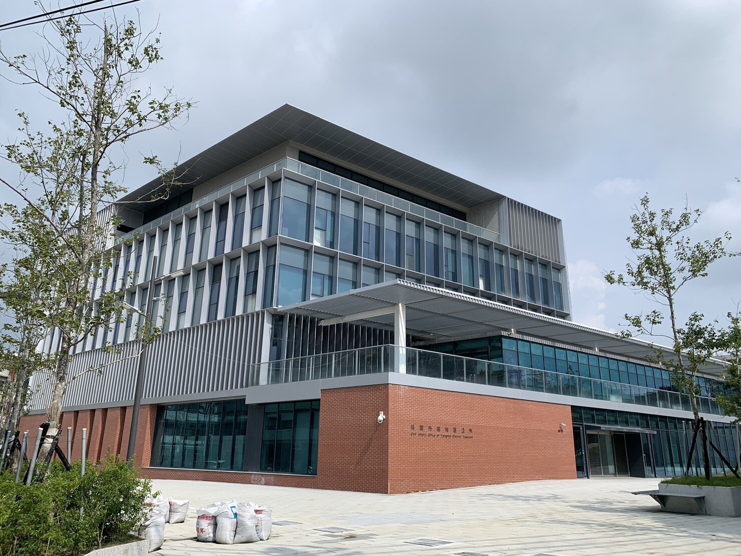 桃園市楊梅區公所挺過建物上浮危機,結果近期遇雨又漏水,市府工務局表示未來針對公共工程將加強審查。聯合報系資料照片