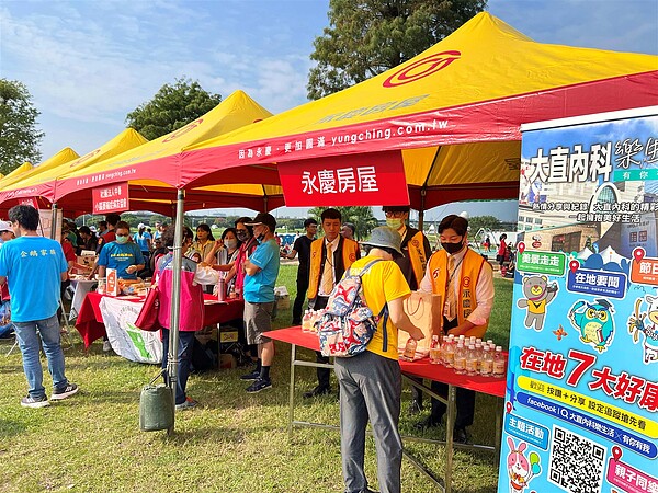 永慶房屋提供多箱礦泉水，提供參加民眾免費領取。圖／永慶房屋提供