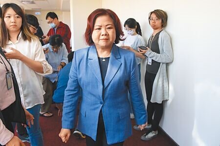 勞動部長許銘春針對外傳行政院擬開放旅宿業聘雇外籍移工一事表示,勞動部一向的立場都是「以本國勞工就業為優先」。(杜宜諳攝)