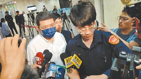 
NONO陳宣裕（左）遭網紅「小紅老師」控告性侵、性騷擾她及多名年輕女子，台北地檢署18日上午二度傳喚NONO訊問。（陳志賢攝）
