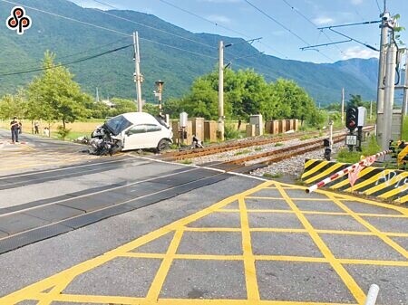 
台鐵401車次太魯閣號今年8月21日行經花蓮縣新城鄉佳民村平交道時，遭酒駕的林姓男子闖入攔腰撞上，林男駕駛的白色轎車車頭全毀，台鐵列車也受損嚴重。（本報資料照片）（飲酒過量，有害健康）
