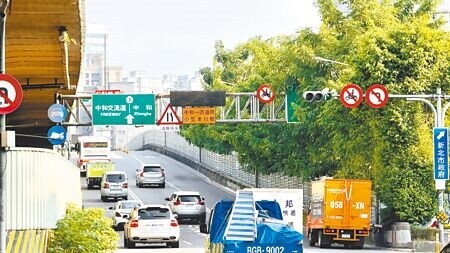 
新北市台64線快速道路車流量大，無即時路況看板，高架上一旦發生車禍塞車，用路人完全沒辦法得知而提早改道。（呂健豪攝）
