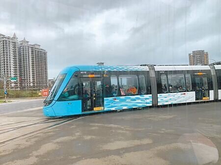 淡海輕軌二期計畫預計行經淡水中正路,民進黨新北市議員鄭宇恩認為車廂太長衝擊在地居民路權。圖為淡海輕軌一期。(陳慰慈攝)