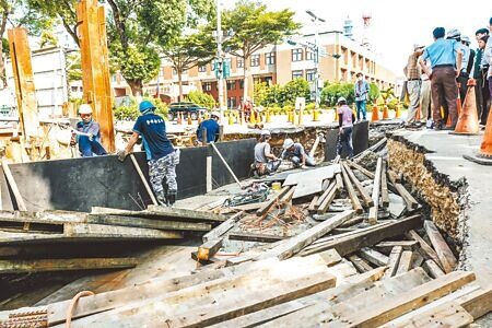 新竹縣竹北市縣政七街「新業建設」建案工地發生瓦斯和自來水外漏,開挖路面發現土石嚴重流失的坑洞,18日持續進行修復。(羅浚濱攝)