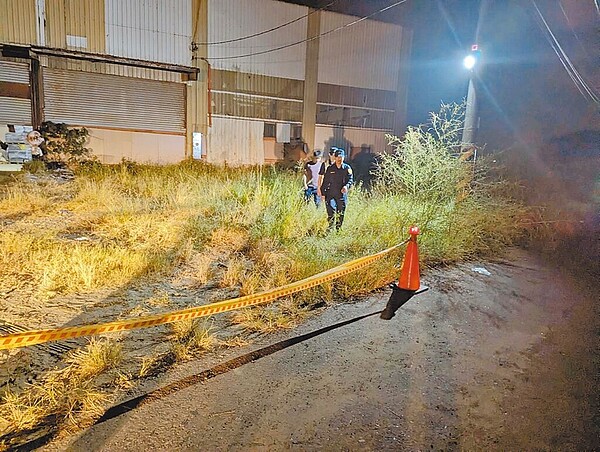 嘉義縣水上鄉一處倉庫17日晚間傳出1死3傷命案,疑似因倉庫租用糾紛,導致兩派人馬6人大亂鬥,案發後,警方漏夜在現場採證,調查案發經過。(警方提供/呂妍庭嘉義傳真)