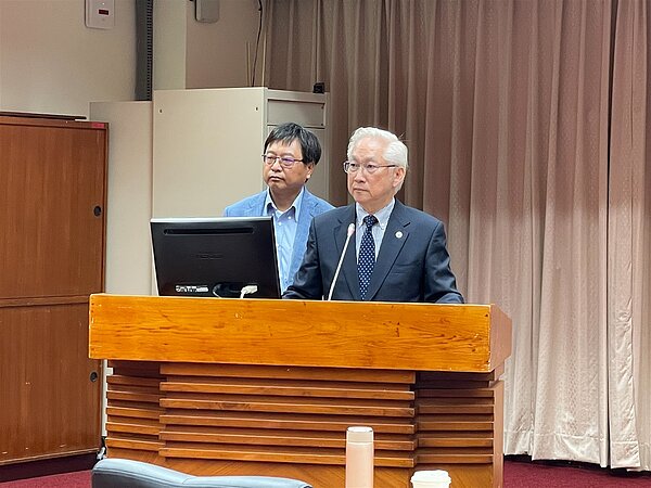 國科會主委吳政忠(右)表示,龍潭三期擴建案會持續進行,不會因為一家公司不來就不擴建。記者許維寧/攝影