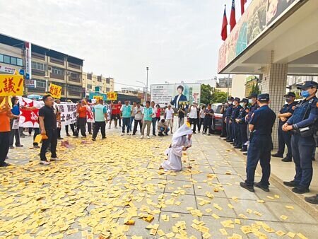 彰化縣永靖鄉公所出租第6公墓設置太陽能光電發電系統,引來當地居民不滿,近日居民發現廠商偷偷施工,18日再度集結到公所前抗議,痛罵鄉長「豪洨」。(吳建輝攝)