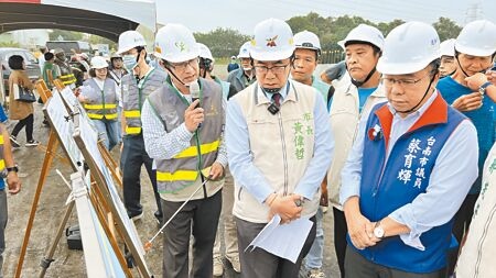 
台南市長黃偉哲（右二）18日一早到柳營區視察重溪橋的工程進度，市議員蔡育輝（右一）等人也到場關心。（張毓翎攝）
