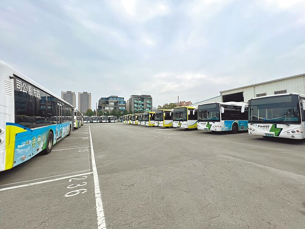 四方客運在台中市有13條路權,但因拖欠司機薪資,17日司機罷工到台中市政府勞工局申請調解,交通局緊急協調其他4家客運業者代駛。交通局長葉昭甫18日在議會指出,18日有13名駕駛返回崗位,共開出100班次。(台中市政府提供/張亦惠台中傳真)