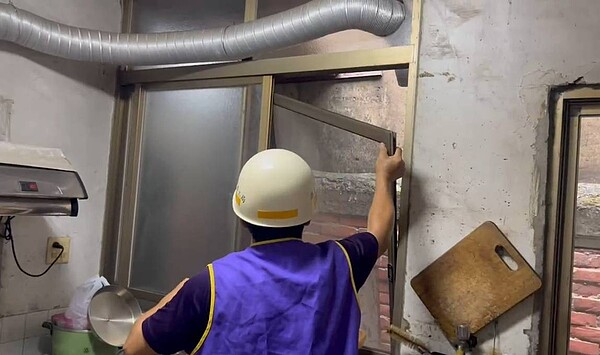 台南市做工行善團幫弱勢族群修繕門窗,阻擋登革熱病媒蚊。圖/台南市政府提供