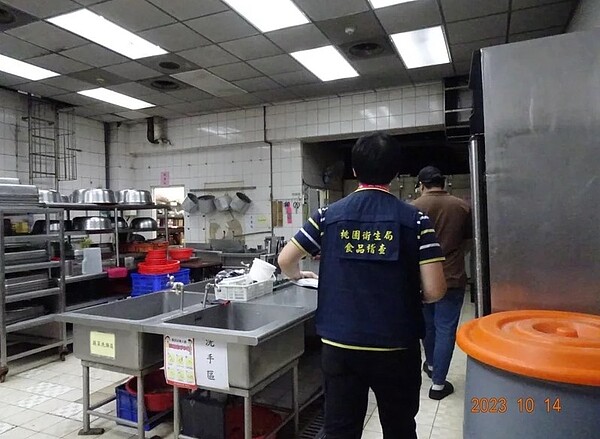 桃市衛生局日前至玉釩食品桃園分公司稽查,發現進口美豬出貨給下游業者時,產地卻標示為加拿大,涉嫌洗標,桃園地方檢察署近日已簡報分案調查。圖/桃園市衛生局提供