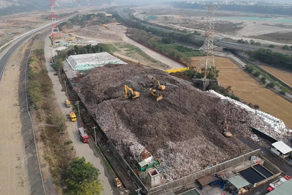 草屯鎮垃圾堆置場就在烏溪旁,年底鳥嘴潭人工湖供水,垃圾清運迫在眉睫。圖/南投縣政府提供