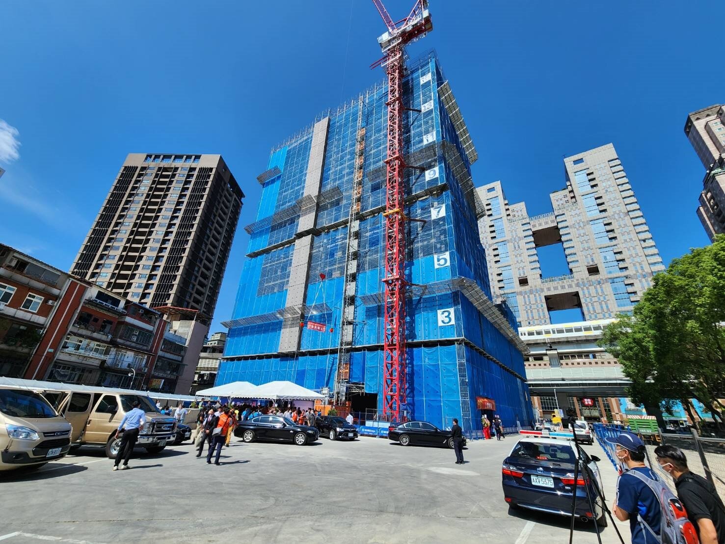 此案將興建地下4層、地上16層的建物,完工後,將提供套房21間、一房型185戶、二房型83戶、三房型28戶等房型,供警消依照居住需求來進行申請與入住。記者李定宇/攝影