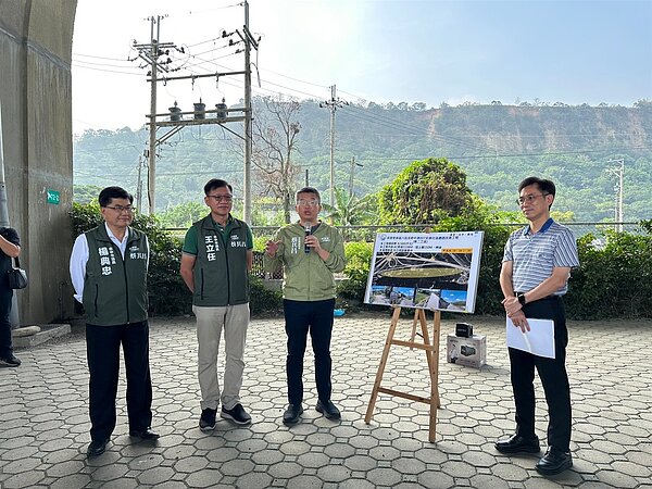 台中市清水區吳厝里吳厝六街及頂湳里客庄路農路多年來一直是居民出入的重要道路,農路路面破舊且邊坡損壞,立法院副院長蔡其昌今天邀相關單位會勘,討論改善。記者游振昇/攝影