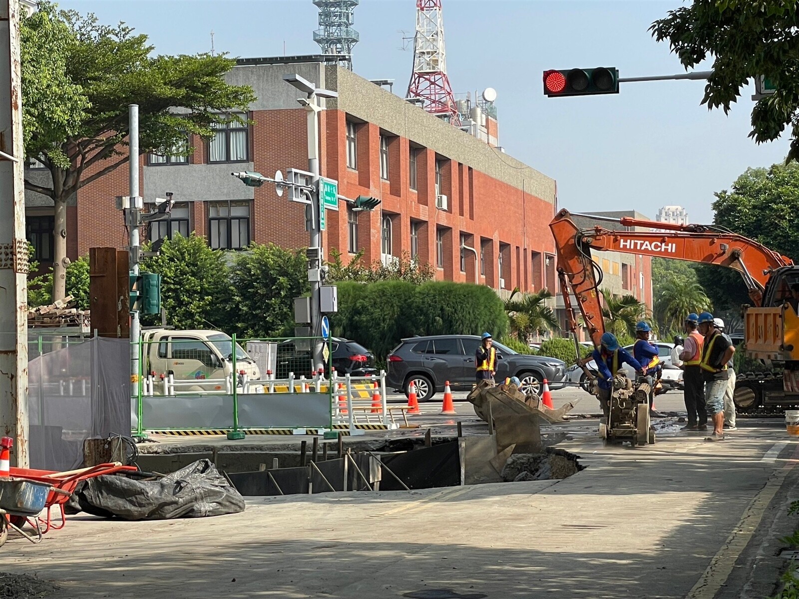 新竹縣竹北市縣政七街旁因新建案施工不慎，8月起迄今共造成3次天坑事件，道路側溝老舊的問題也浮上檯面。記者黃羿馨／攝影 