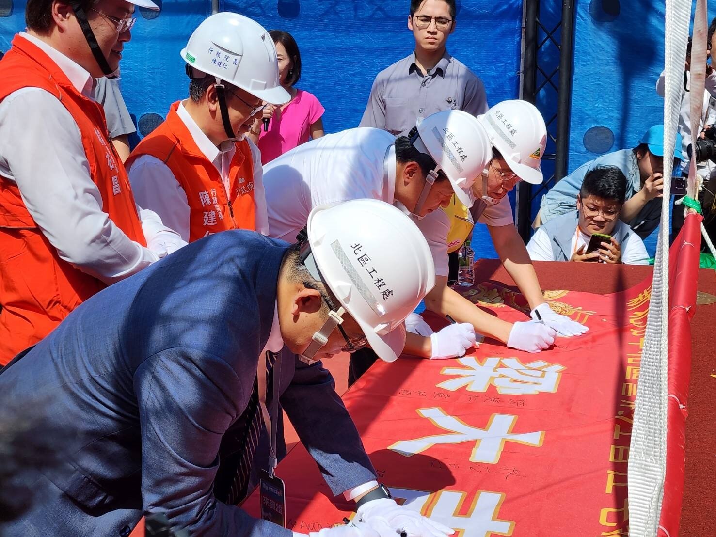 新北市中和區警消社會住宅今舉行上梁典禮,是全國首座由中央興辦警消社宅,經費近15億元,預計後年3月完工。記者李定宇/攝影