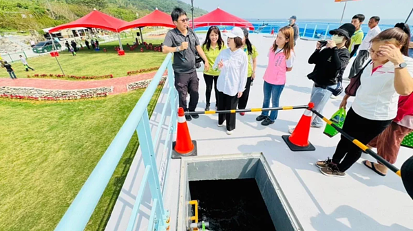 屏東縣長周春米上午參加第4座大福聚落式汙水處理場啟用儀式,她表示,「任何指教我都虛心接受,不用懷疑我保護琉球島的決心」。圖/屏東縣政府提供